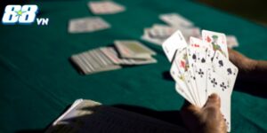 Chơi game đánh bài