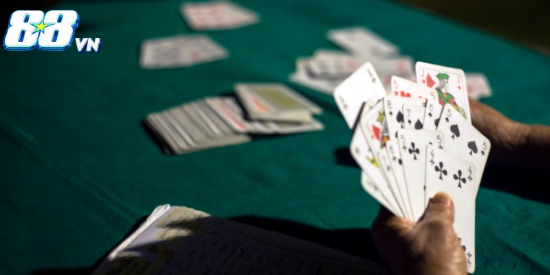 Chơi game đánh bài